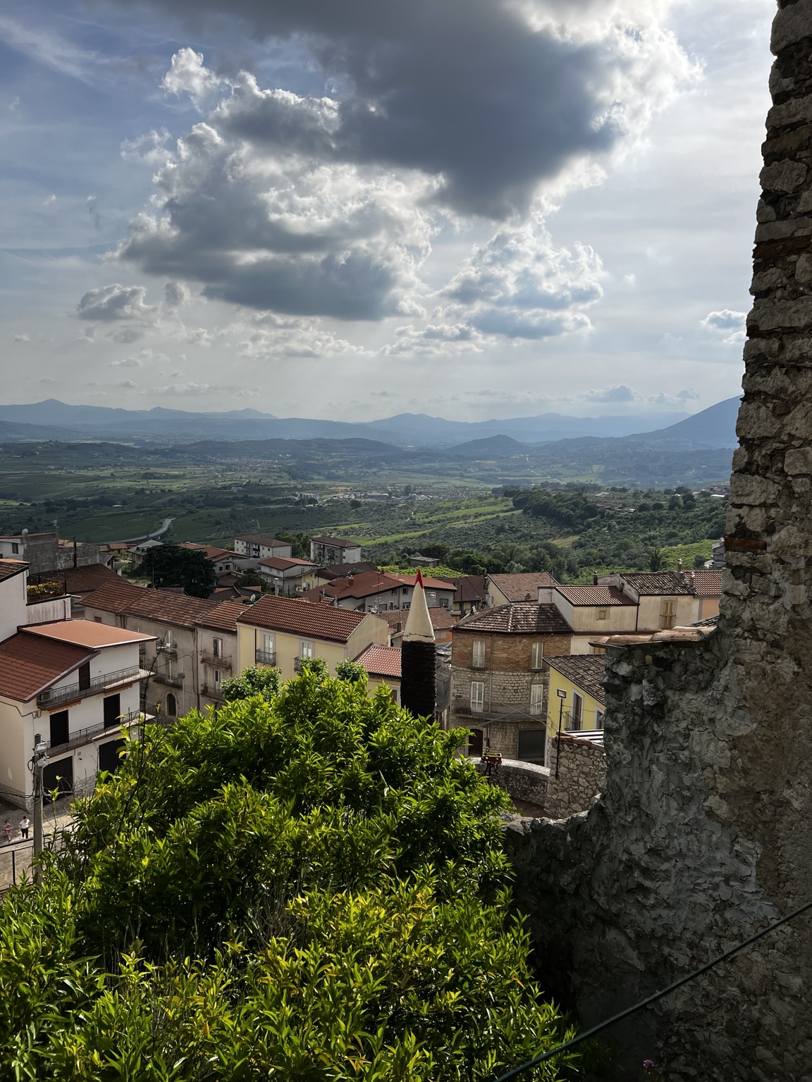 Centro storico e paesaggio visti da Guardia Sanframondi