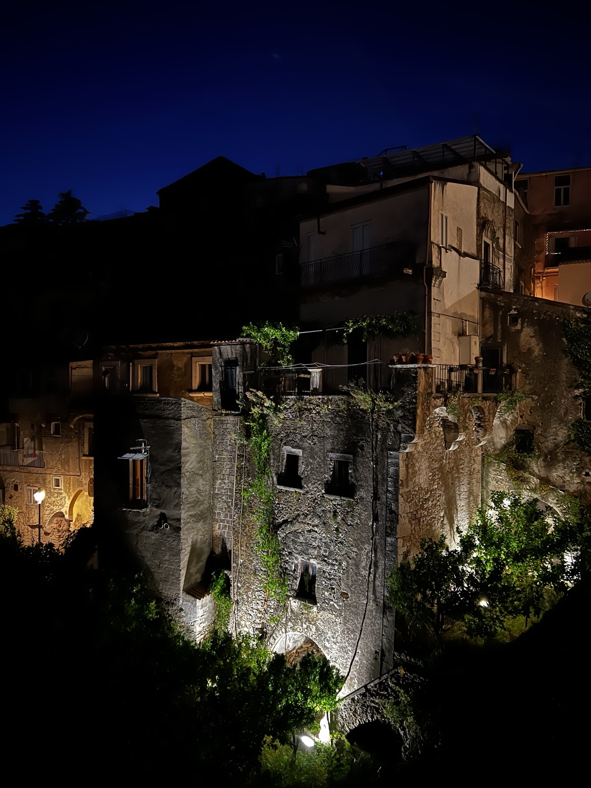 Tessuto storico illuminato di Guardia Sanframondi di notte
