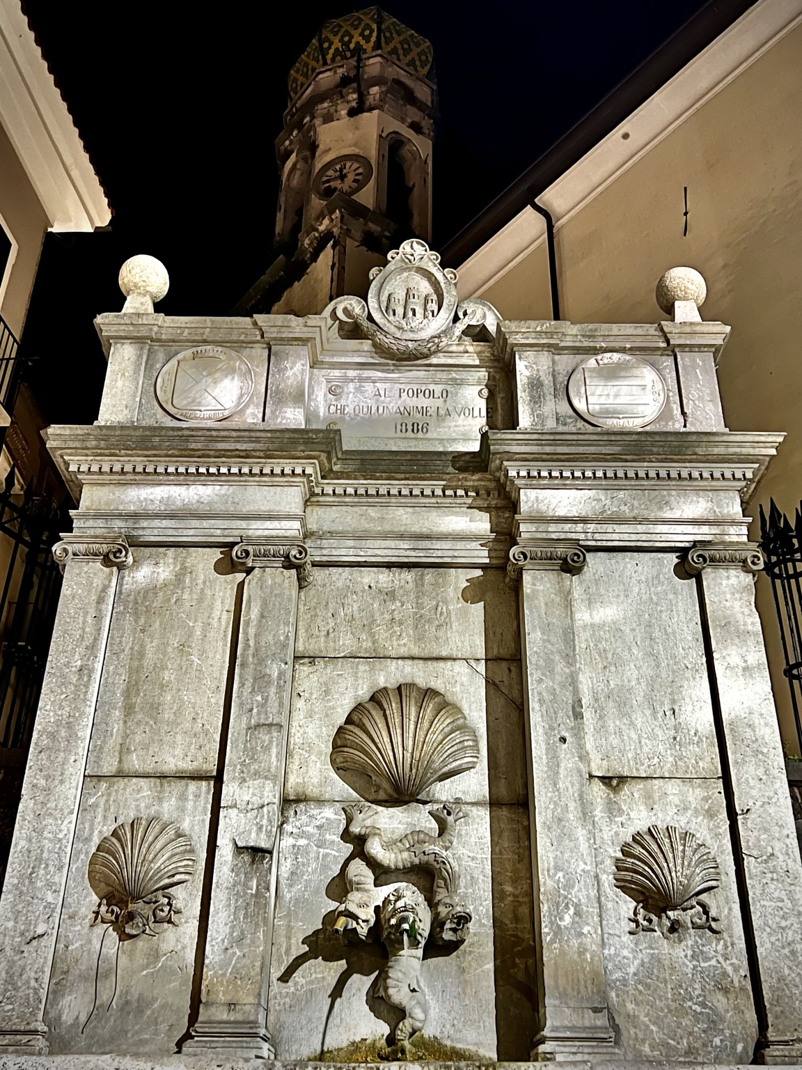 Fontana storica e campanile di Guardia Sanframondi di notte