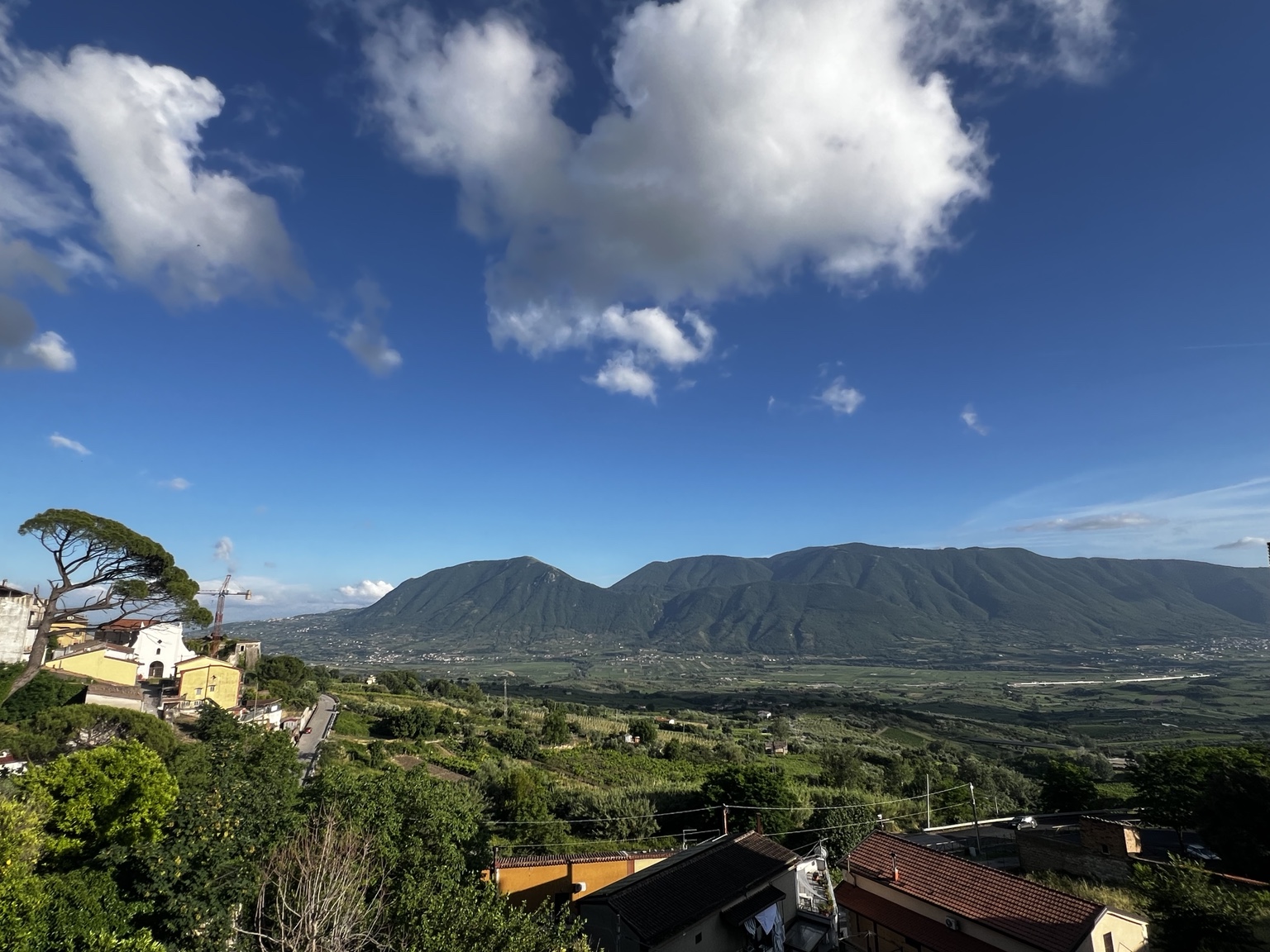 Panorama da Guardia Sanframondi verso il paesaggio sannita